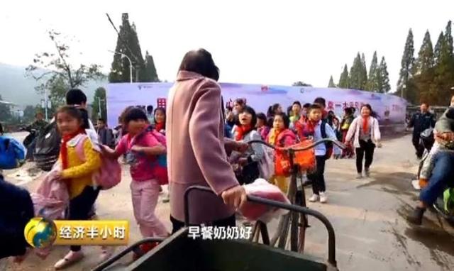 贫困山区孩子的快乐五毛钱就能买来为小伙的行为点赞_新浪新闻 贫困山区孩子的快乐五毛钱就能买来为小伙的行为点赞_新浪新闻